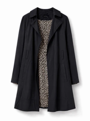 Svart trenchcoat med leopardfoder - Stilren svart trenchcoat med klassisk krage och raka fickor. Insidan har ett coolt leopardmönstrat foder som ger jackan en unik twist. Perfekt för dig som vill ha en tidlös men ändå trendig look. Lång modell med snygg passform.