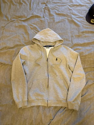 Ralph Lauren Zip Hoodie - Snygg zip hoodie i väldigt fin kvalité. Passar perfekt på folk som bär S. Inte några fläckar, hål eller slitningar. 