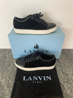lanvin cap toe - Lanvin cap toe sneakers i nytt skick som passar storlek 41. Allt i bilden fås med. Jag upskattar snabba affärer så skicka prisförslag👏