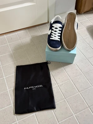 philipp'e mode'l skor - Helt nya mörkblåa skor  Aldrig använda och i fint skick. Stilrena och passar perfekt till både vardag och olika outfits. Hör av vid frågor
