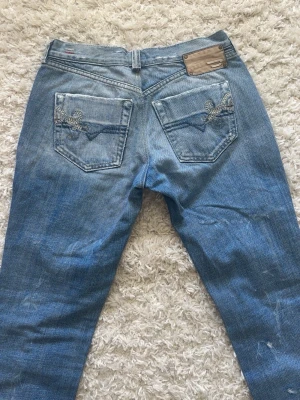 lågmidjade diesel jeans med brodering  - ett par super snygga lågmidjade jeans ifrån diesel med cool brodering i storlek W28 L34 som köpts på vinted men aldrig använts. säljaren sa att dom passar som en S i storleken men måtten är: midja 35cm rakt över, innerbenslängd 70cm.