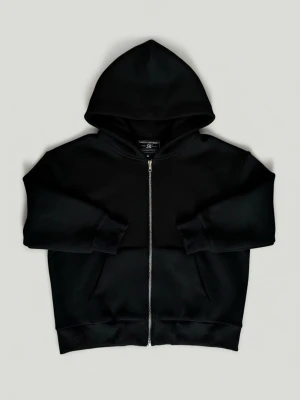 Saint Alexander Scuba - Svart scuba hoodie från Saint Alexander i storlek M. Klassisk modell med stor huva och hel dragkedja framtill. Sitter baggy så den hade dessutom passat L. Texten på taggen är lite defekt av tvätt, därav "Bra skick". Har användts fåtal gånger.