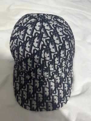 Ny dior keps - Säljer min nya fina dior keps som ser riktigt bra ut. Jätte fint broderar stycke. Kepsen passar perfekt till vardagen eller till andra ”finare tillfällen”. 
