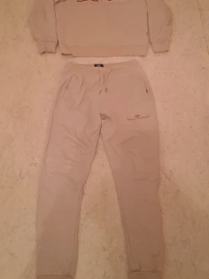 Polo dress - Hej! Jag säljer en beige Polo dress i storlek S för 300 kr. Den är i mycket bra skick och byxorna har tre fickor: två fram och en bak. Perfekt om du vill ha en snygg och bekväm outfit! Hör av dig om du är intresserad!