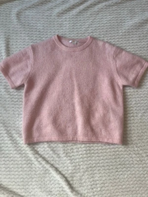 Kortärmad Ljusrosa stickad tröja  - Supersöt ljusrosa stickad t-shirt med korta ärmar. Nytt skick inte synligt andvänd.
