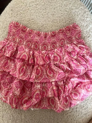 Rosa volangkjol från Subdued XS - Superfin kjol ifrån subdued ! (Aldrig använd) Kjolen har inbyggda shorts som är perfekt! Pris kan diskuteras 💗💗