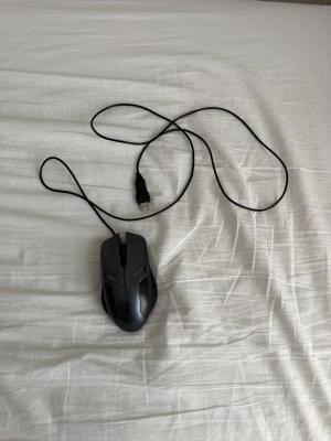 Black mouse red glowing  - Säljer min data mus då jag ej använder detta 