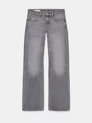 Low straight jeans Zara - Säljer ett par ljusgråa raka jeans från Zara i storlek 34. Jeansen har medelhög midja och har inte kommit till användning av mig då de satt lite tajt för min smak då jag hellre vill ha de lite större. Men tycker de är normala i storlek för brukar egentligen ha 36 så sitter som en normal 34.🙏🏻🩵