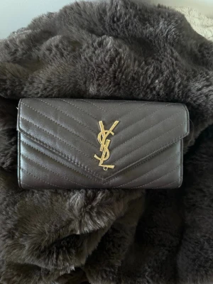 Svart YSL liknande kuvert väska  - Snygg svart kuvertväska som ser ut som YSL.