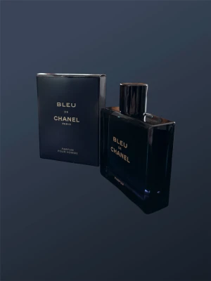 Bleu de Chanel Parfum Pour Homme 100ml - Bleu de Chanel Parfum Pour Homme 100ml.(edp) Ca 95% full. Nypris går för 2145kr. Galet fin herrdoft. Passar bra för kväller/dejter. Pris kan ändras vid snabb affär! 🤝