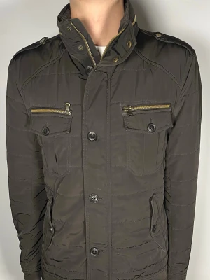 Riley field jacket - 👕 Plagg: field jacket                                                          📏 Storlek: M                                                             🏷️ Märke/Modell: Riley                                                ✨ Skick: Fint skick                                                        💬 Vid frågor är det bara att skriva!                                                                                          🛍️ Gramenti