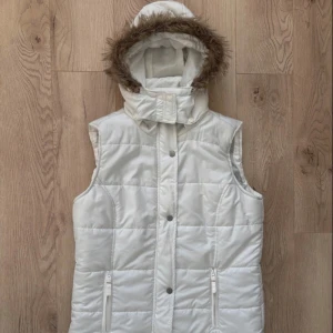 Avant garde fur vest  - Vit väst med pälsdetalj på huvan. Snygg och varm, perfekt för höst/vinter. 