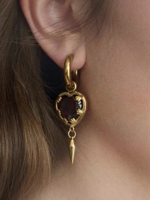 Populära hjärt claw örhängen  - 18k guldpläterat rostfritt stål och hjärtan i glas, i helt nyskick. Aldrig använda, helt slutsålda och eftertraktade. 💗 Guld claw med nitar och vinrött hjärta i glas.