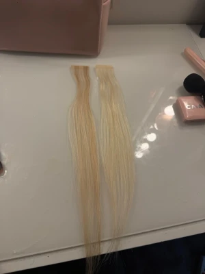 Tejp extensions från myextensions - Säljer nu mitt löshår från myextensions som är använt i ca 4 månader. Det är i bra skick för att vara original kvalitet.                                                            De finns 3 paket men 2 av paketen är mix färgen och 1 paket är enfärgen 60A. Sen har jag klippt några i hälften så de är inte riktigt 3 fulla paket men de räcker till full förlängning och förtjockning. De är också 50cm från början men har klippt de lite efterosm i topparna för att fräscha till så de kanske är 45 cm