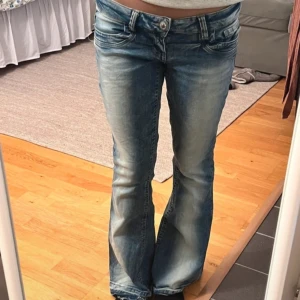 RESERVERAD - Säljer dessa superfina jeans eftersom de ej passade mig. Uppsprättade längst ner (använd instabox)