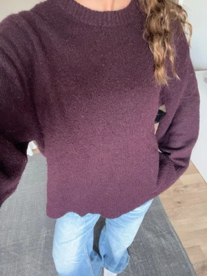 Vinröd stickad tröja - Jag säljer en jättefin och mysig vinröd stickad tröja från Gina Tricot i storlek S.                            Den är lite nopprig🤍 Färgen på de två sista bilderna är mörkare än vad det är i verkligheten, de andra bilderna är mer lik i färgen!🩷 Skriv vid funderingar!💗