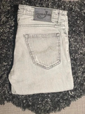 Ljusgråa Jacob Cohen jeans - Säljer ett par ljusgråa jeans från Jacob Cohen. Hade ett hål som nu är igensytt och det syns inte när man har på sig jeansen. Riktig steal✅