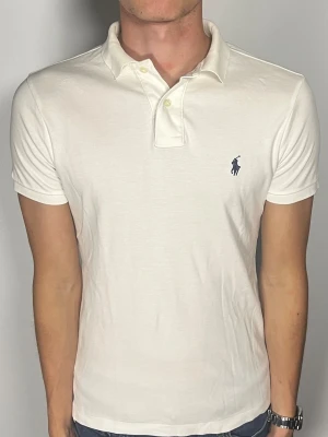 Ralph Lauren pike - 👕 Plagg: Piké                                                               📏 Storlek: XS                                                               🏷️ Märke/Modell: Ralph Lauren                                    ✨ Skick: Fint skick                                                        💬 Vid frågor är det bara att skriva!                                                                                          🛍️ Gramenti