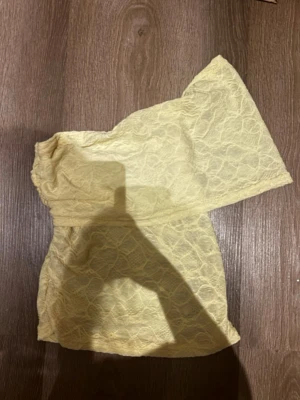 Gul spets bandeau tubtopp - Fin ljusgul bandeau tubtopp i spets med offshoulder. 