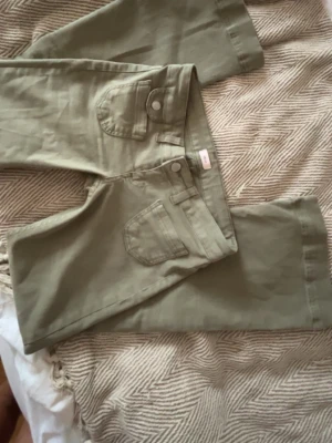 Jeans - Gröna jeans från Nelly i storlek 36 short, använda en enda gång och passar mig som är 162 i längden. Midjemåttet är 36-38 om jag jämnför med mina andra jeans
