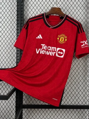 Manchester United matchtröja Garnacho - Röd Manchester United matchtröja från Adidas med Garnacho och nummer 17 på ryggen. Tröjan har svarta detaljer, klubbmärke på bröstet och TeamViewer-logga framtill. Tillverkad i lätt funktionsmaterial med korta ärmar och sportig passform.