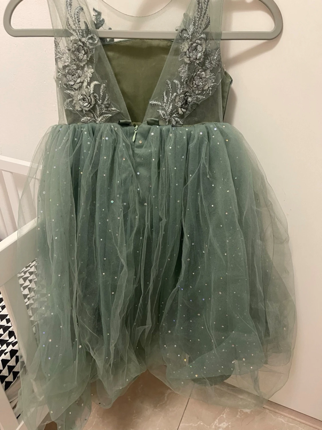 Grön glittrig prinsessklänning - 2