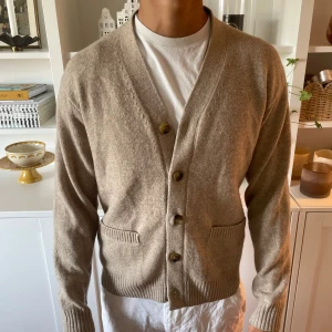 Stickad cardigen - Säljer denna sjukt feta och trendiga stickade cardigen från uniqlo som just nu är slutsåld överallt,hör av dig ifall du är intresserad!🤗