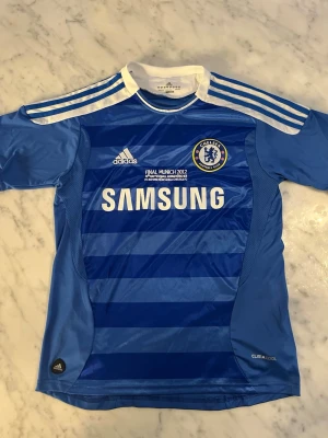 Chelsea fotbollströja  - Blå Chelsea fotbollströja från adidas. Helt ny! Kom privat för fler frågor.