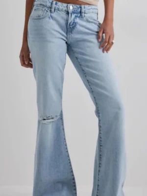 Ljusblå bootcut jeans med slitning - Låg midja, köpte för 499. Buda 