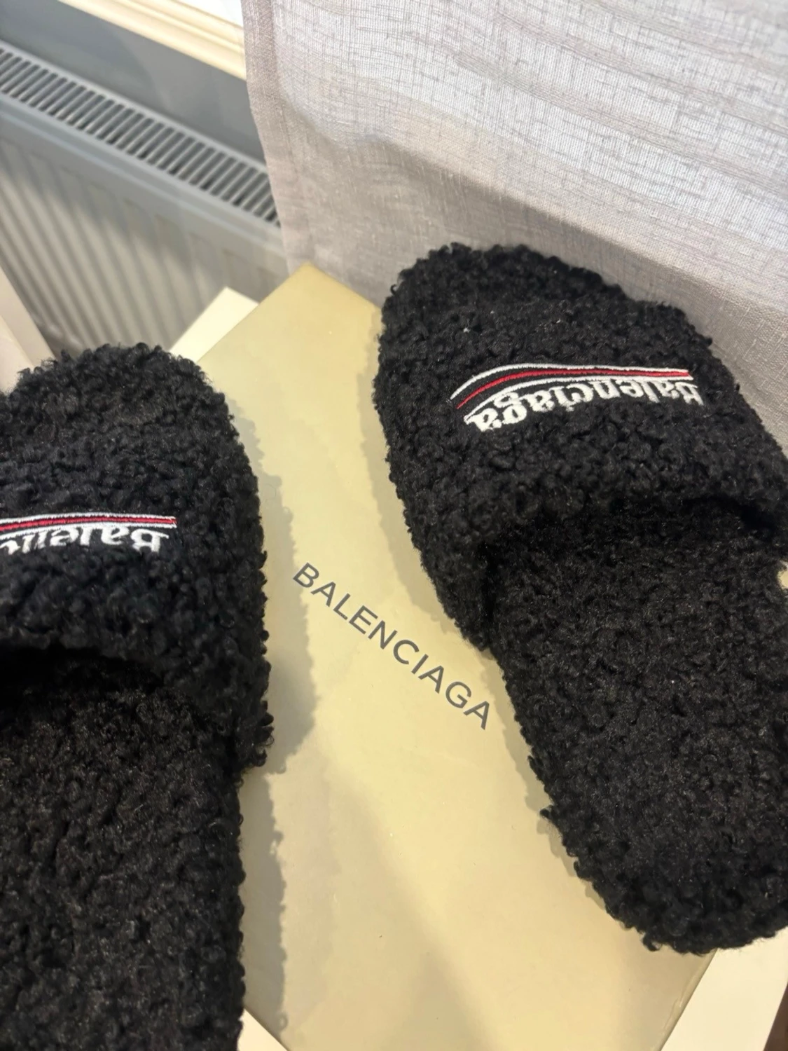 Svarta fluffiga tofflor  - 3