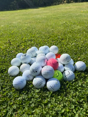 Bland bollar 15st = 150kr - Säljer ett gäng golfbollar, mestadels vita men även några i rosa, orange och gul. Bollarna är av olika märken och har klassisk dimple-yta. Perfekt för dig som vill fylla på golfväskan med många bollar till bra pris.