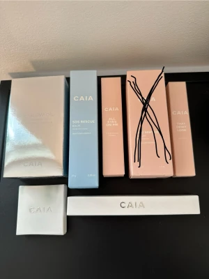 CAIA PRODUKTER  - Helt nya/oanvända fullsize produkter från CAIA. Tveka inte att höra av dig för mer info. - The Glow Oil (body shimmer oil, avocado oil+vitamin E) Värde 545kr - SOS Rescue Balm (shea butter+vitamin E) Värde 245kr - All Eyes On Me Eyeshadow Primer. Värde 245kr - That Dewy Look Eye Gloss. Värde 245kr - Eyeshadow i färgen Mykonos (se bild förpackningen har fläckar, fick den så vid köp) Värde 175kr - Perfect Pout Lip Primer (använd som balm för läpparna eller prep inför läppstift) Värde 225kr