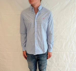 Polo Ralph Lauren Slim Fit Checked Shirt - Rutig slim fit-skjorta i 100% bomull, begagnad i mycket gott skick.