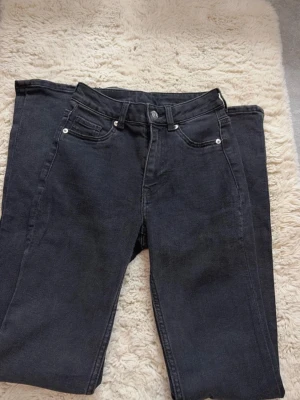 Svarta jeans - Svarta bootcut jeans från H&M i storlek 32! 
