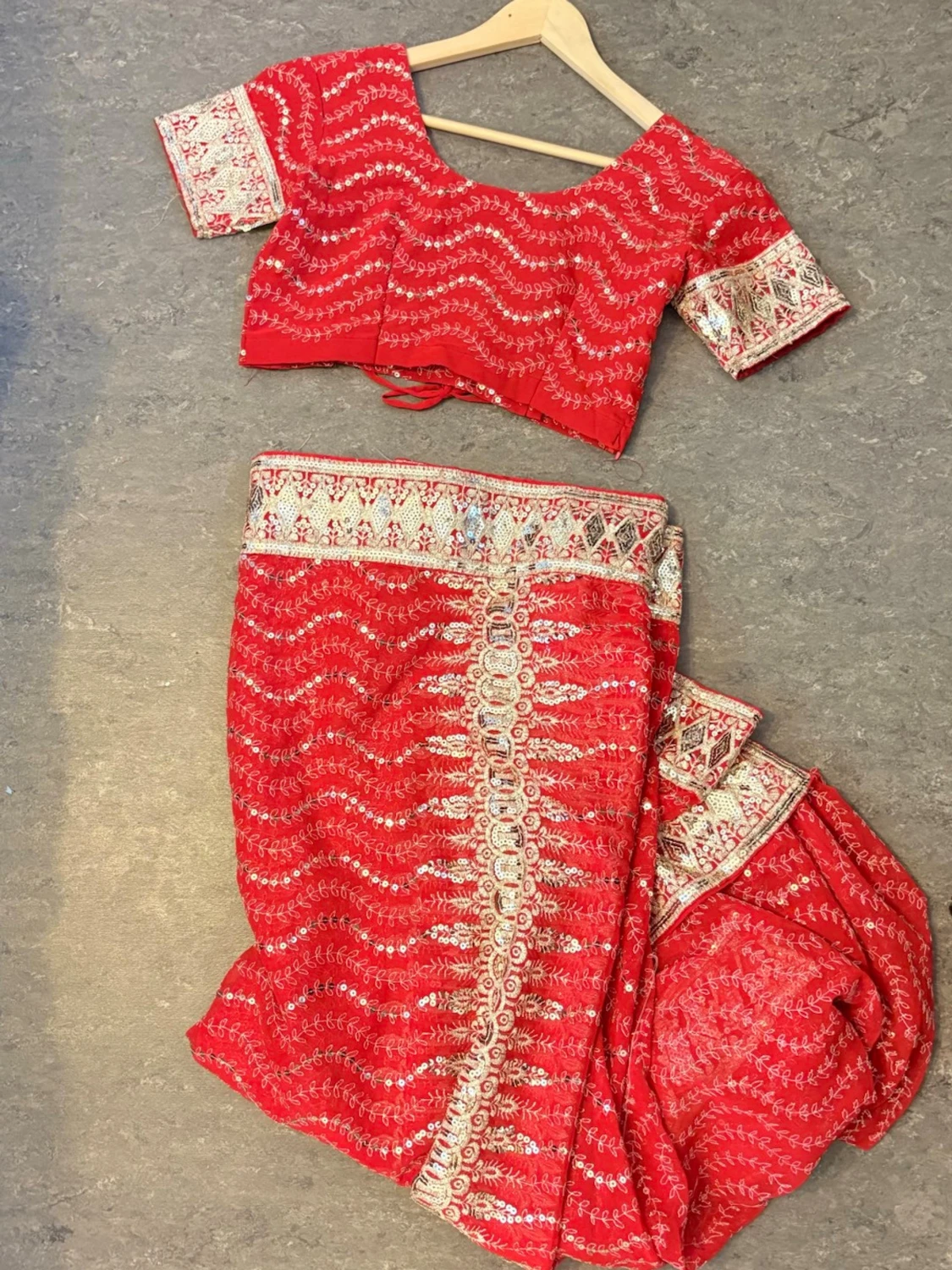 Rött broderat set med blus och kjol (indiska tradition klänning)  - 1
