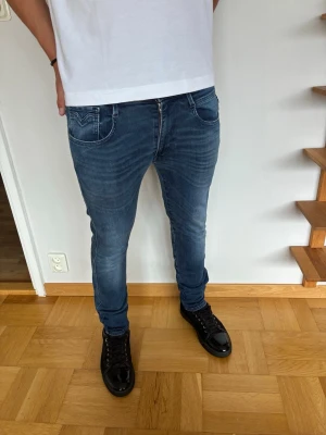 Replay ANBASS jeans  - Replay ANBASS jeans herr| storlek:W33 L32| pris:449kr| skick:9,8/10| hör vad dig vid minsta lilla fundering eller fråga| 