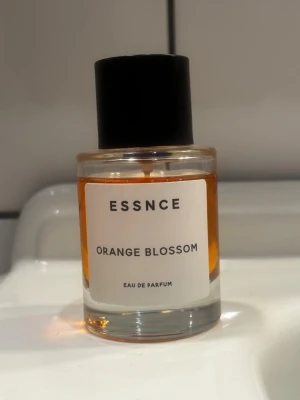 ESSNCE Orange Blossom parfym - Parfym från ESSNCE med doften Orange Blossom. Förvarad mörkt och svalt.