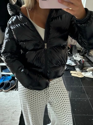 Glansig COLMAR jacka  - Super fin colmar jacka till folk från 14 år. Bara använd en vinter, super bra skick. 