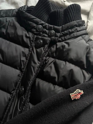 Moncler Cardigan - Säljer min jätte fina cardigan från Moncler, använd väldigt fåtal gånger så den är i nyskick. Storlek M men då den är lite mindre i storleken skulle jag säga liten M eller S.  Hör av er vid frågor eller fler bilder 🫶🏼