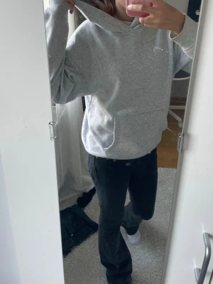 Ljusgrå hoodie med huva från h&m - En enkel och stilren ljusgrå hoodie med huva och stor magficka. Hoodien har en avslappnad passform och långa ärmar. Perfekt för chill dagar eller när du vill ha något bekvämt. Materialet är mjukt och skönt, troligen bomullsblandning. Pris kan diskuteras💗