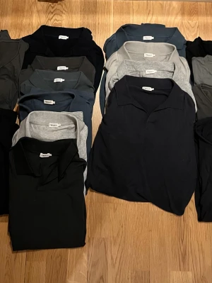 Klassiska piket mm från Filippa K - nyskick! - Säljer som paket: 6 kortärmade piket strl L 4 långärmade piket strl M 4 långärmade T-shirts strl M 1 T-shirt strl M 1 piket med knapp vid krage   Säljs med fördel som ett paket. Trots olika storlekar är skillnaden knappt märkbar. En del har använts sparsamt, andra inte alls.