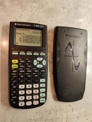Texas Instruments TI-82 Stats miniräknare - Grafritande miniräknare TI-82 Stats från Texas Instruments. Svart plast, tydlig display och många funktionsknappar för avancerade beräkningar. Perfekt för matte, statistik och naturvetenskap. Skyddande lock med grafmotiv medföljer.
