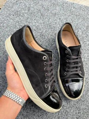 Lanvin uk10 svart - Säljer dessa sjukt feta lanvins. Storlek uk10 som motsvarar 45. Skick 9/10 skorna är i riktigt fint skick. Box, dustbag + extrasnören ingår. Nypris 5000kr. Skriv vid frågor eller funderingar 🤩