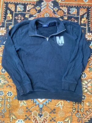 Morris quater zip - Tjena! Säljer en Morris quater zip i storlek L. Just denna model är väldigt populära. Matrial är 100% bomull. Välfigt fint skick med inga täcken på slitningar förutom att den är lite skrynklig men det går att stryka rakt igen. Vid frågor och prisrekommendationer är det bara att skriva till mig och så svarar jag så fort som möjligt!😊👕