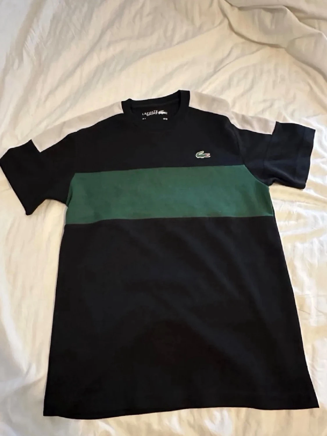 Svart t-shirt med grön rand Lacoste
