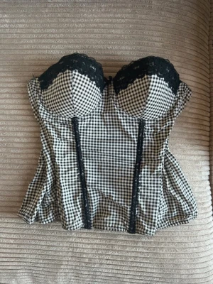 Rutig korsett - H&M - Supersnygg korsett från H&M med rutigt mönster och svarta spetsdetaljer upptill. Tyväär lite för liten för mig💘Köpte av en annan tjej på vinted så jag själv har bara testat den! 