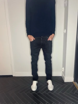 Nudie jeans - Nudie jeans i fint skick! Modell: Lean Dean, W31 L32. Midje bredd: 41cm,  längd: 96cm. Pris kan diskuteras! Kontakta vid frågor och funderingar! 