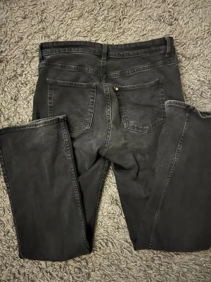Svarta bootcut jeans - Hej! Säljer dessa jeans eftersom dom är för små för mig, en gång i tiden mina favorit jeans. 