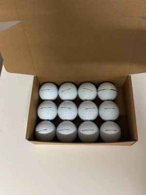 Titleist pro v1/v1x. A-B Klass - Titleist Pro V1/Pro V1x – A/B-klass Vår A/B-klass håller riktigt hög nivå och består av mycket fina bollar. Endast mycket små kosmetiska märken och enstaka små tuschmärken kan förekomma. Bollarna håller överlag ett mycket fint skick och är fullt spelbara. Ett riktigt bra val för dig som vill spela Pro V1/Pro V1x till ett riktigt bra pris. 