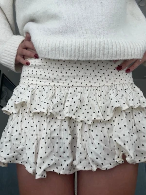 Prickig minikjol  - Supergullig prickig minikjol från stradivarius 🌸 Knappt använd, storlek M men är väldigt stretchig och ganska kort!